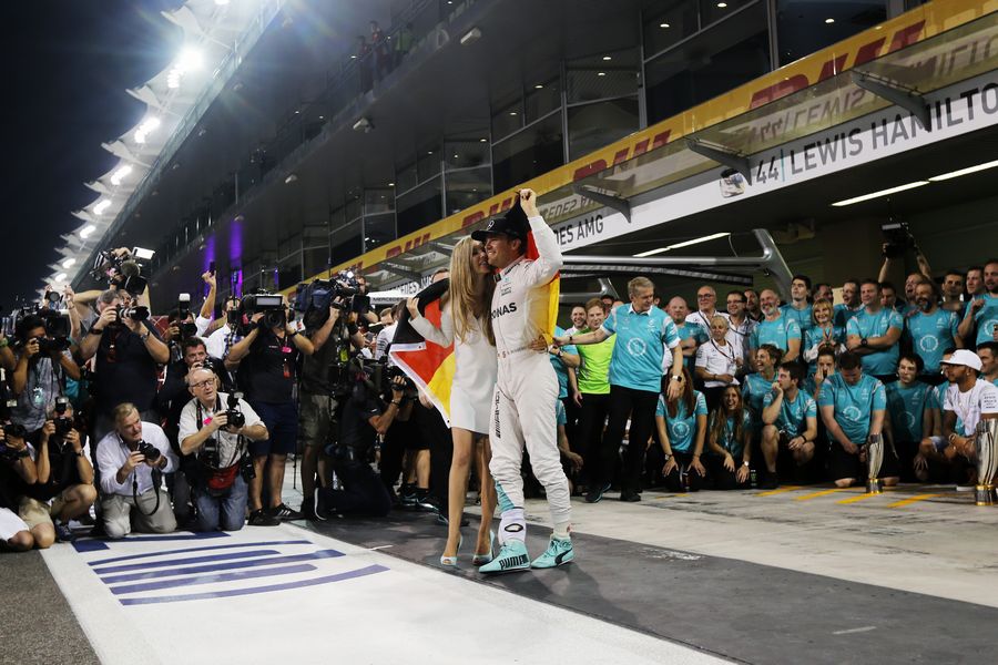 Nico Rosberg celebrates with his wife Vivian Rosberg and the team