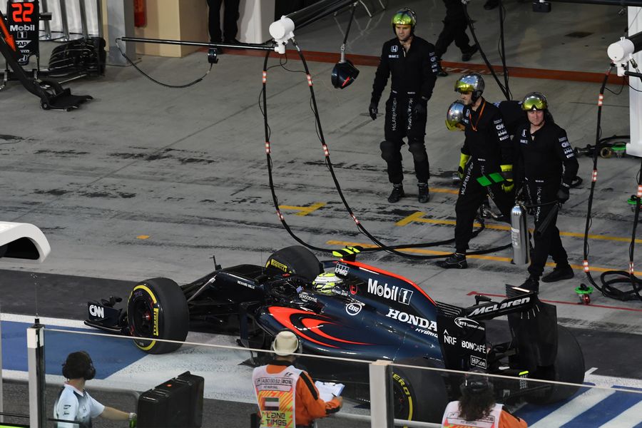 Jenson Button returns to the pit after facing the issue