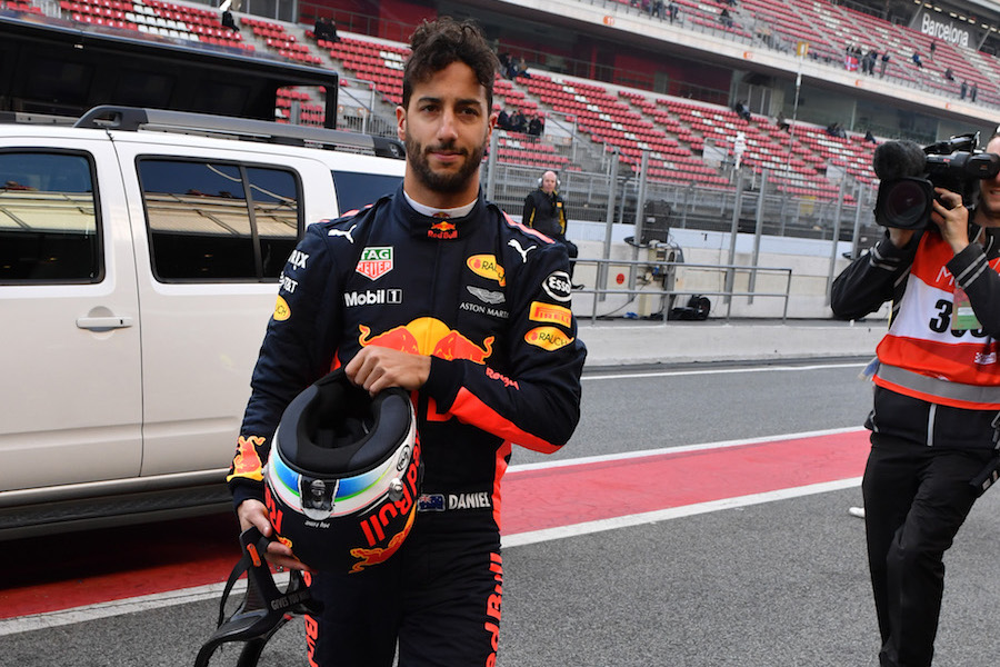 Daniel Ricciardo returns to the pits after stopping on track