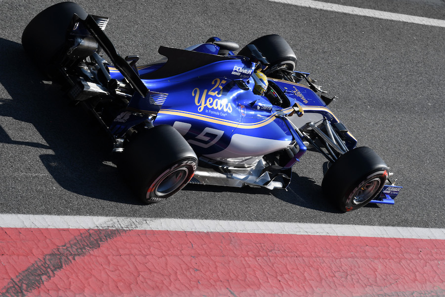 Marcus Ericsson leaves the pit lane