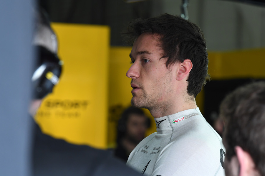 Jolyon Palmer speaks with a Renault engineer