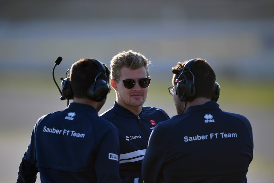 Marcus Ericsson talks with Sauber members 