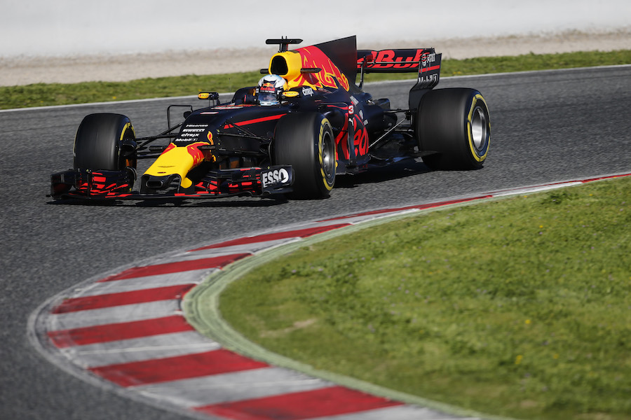 Daniel Ricciardo enters a corner
