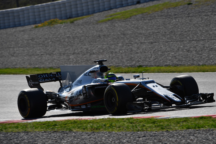 Sergio Perez puts on a set of soft tyres