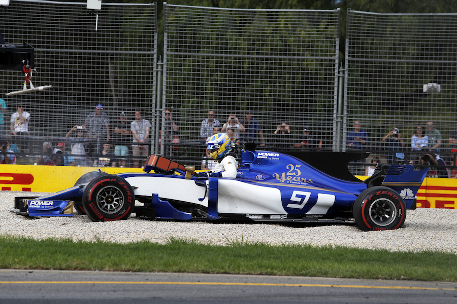 Marcus Ericsson crashes into the gravel in FP2