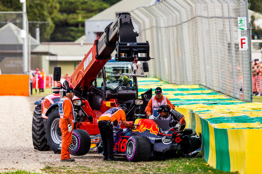 Daniel Ricciardo's Red Bull is recovered by the marshals after crashing in Q3