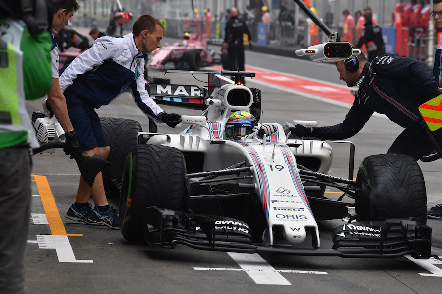 Felipe Massa returns to the pit