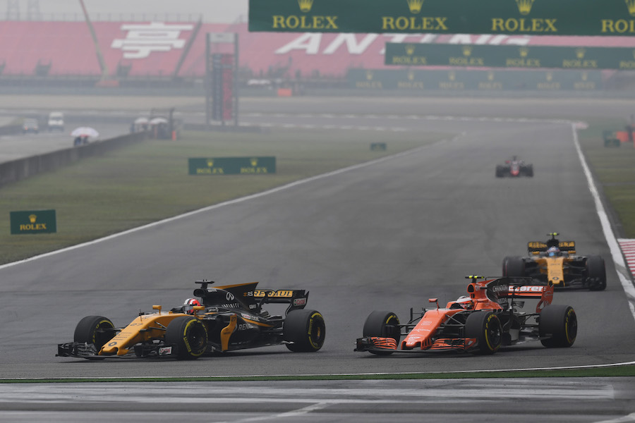 Nico Hulkenberg fights for a position with Stoffel Vandoorne
