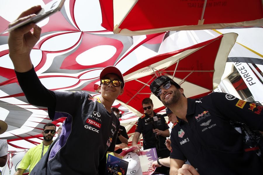 Daniel Ricciardo poses for a photograph with the fans