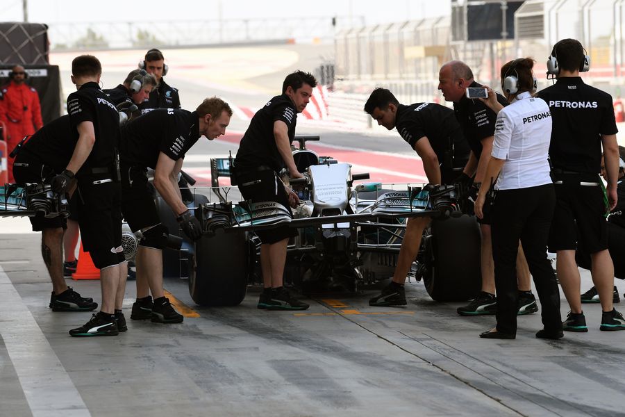 Mercedes mechanic works on the pitstop