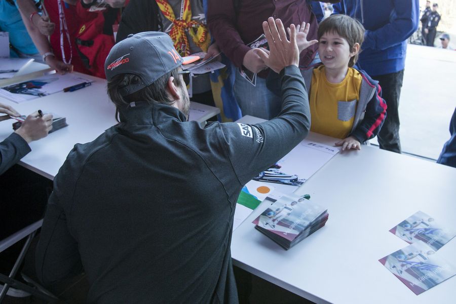Fernando Alonso gives high five with the fans
