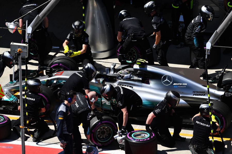 Valtteri Bottas makes a pit stop during the Qualifying