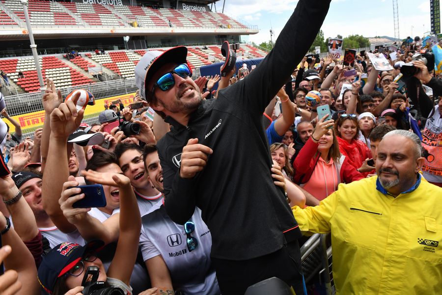 Fernando Alonso selfie with fans