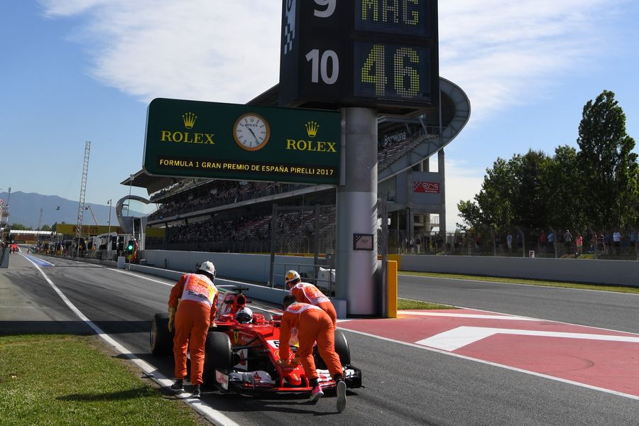Sebastian Vettel stops at the end of pit lane in FP1