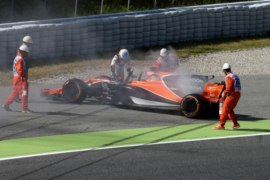 Fernando Alonso stops on track in FP1