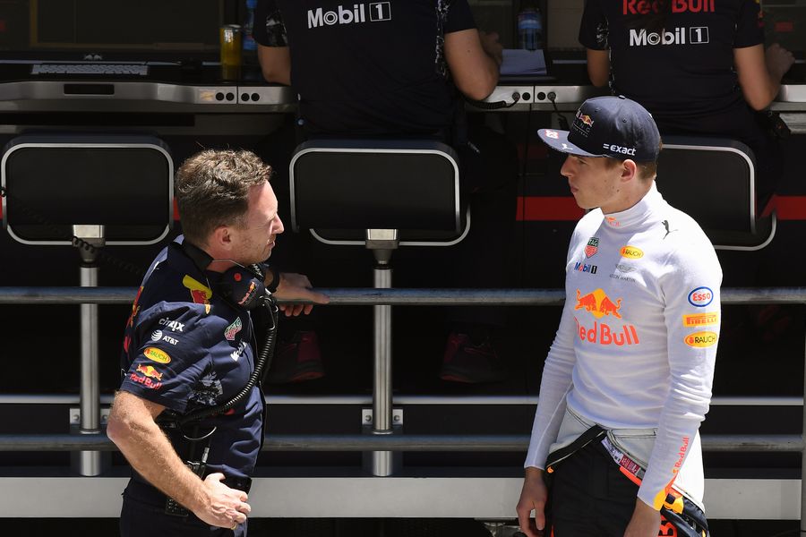 Christian Horner talks with Max Verstappen in the pit wall