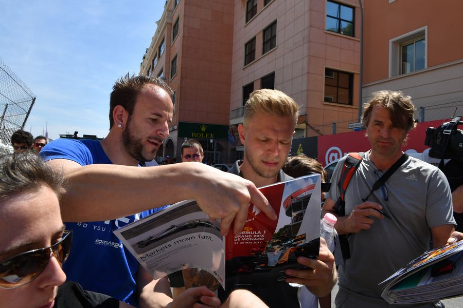 Kevin Magnussen signs autograph for a fans
