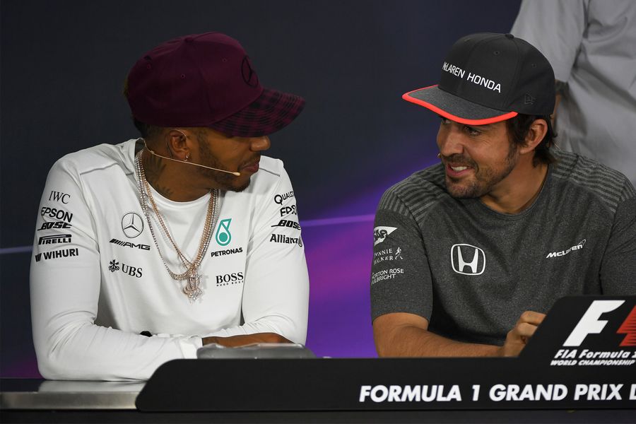 Lewis Hamilton talks with Fernando Alonso in the Press Conference