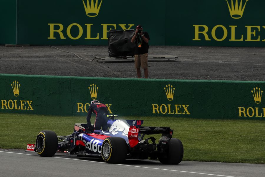 Carlos Sainz jr stops on track in FP1