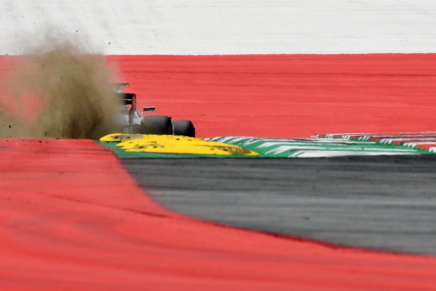 Felipe Massa kicks up the dust