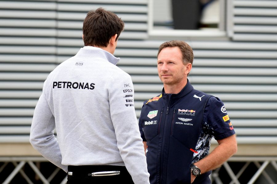 Christian Horner talks with Toto Wolff
