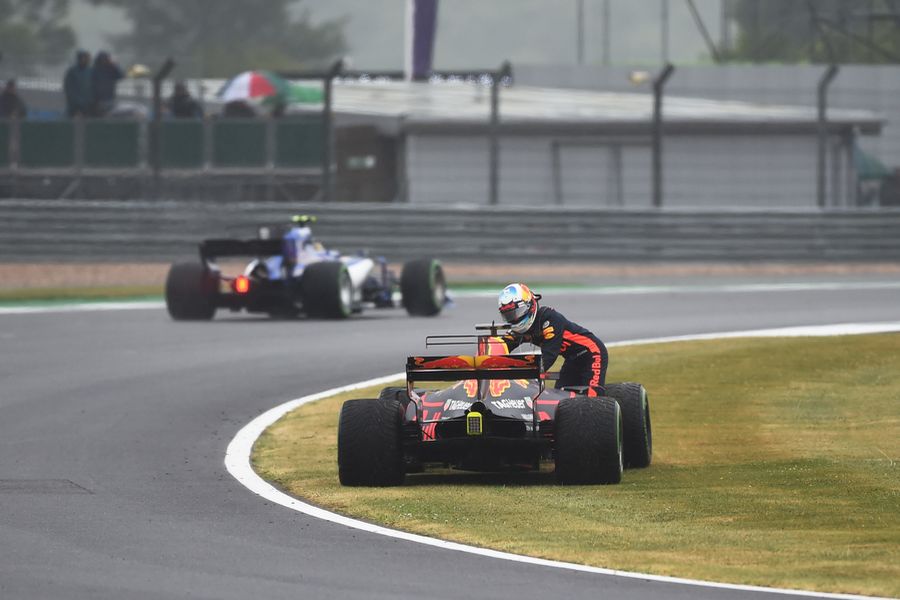 Daniel Ricciardo stops on track in Q1