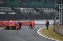 Daniel Ricciardo stops on track in Q1 and marshals recover the car