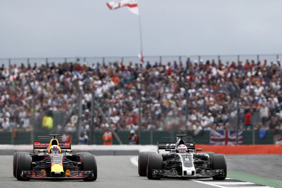 Daniel Ricciardo and Romain Grosjean battle
