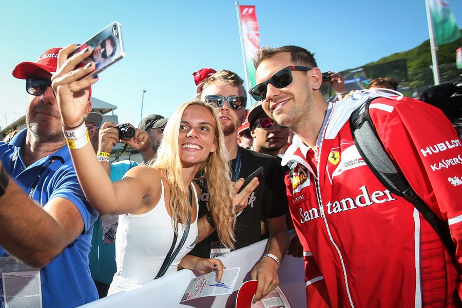Sebastian Vettel fans selfie