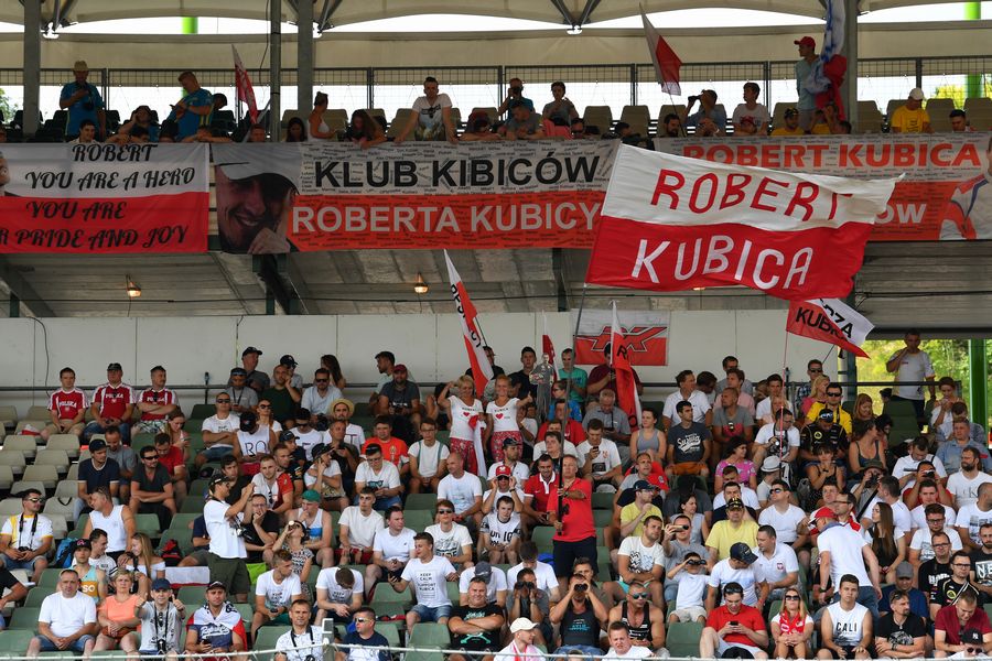 Robert Kubica fans and banners