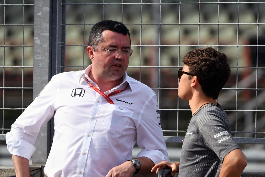 Eric Boullier talks with Nyck De Vries