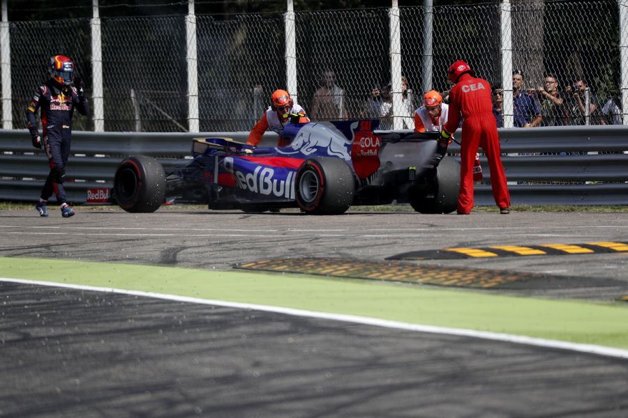 Carlos Sainz jr stops on track in FP2