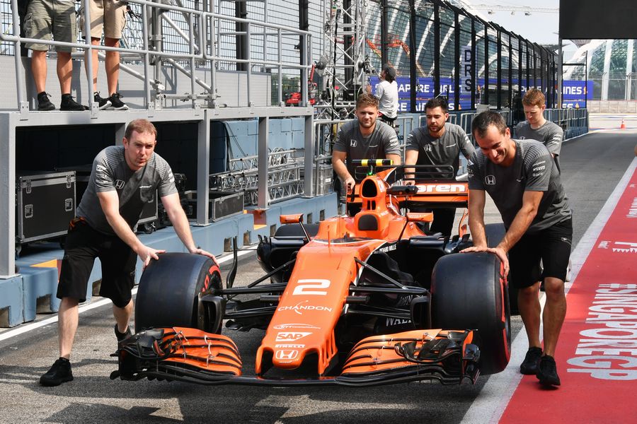 McLaren mechanics push McLaren MCL32
