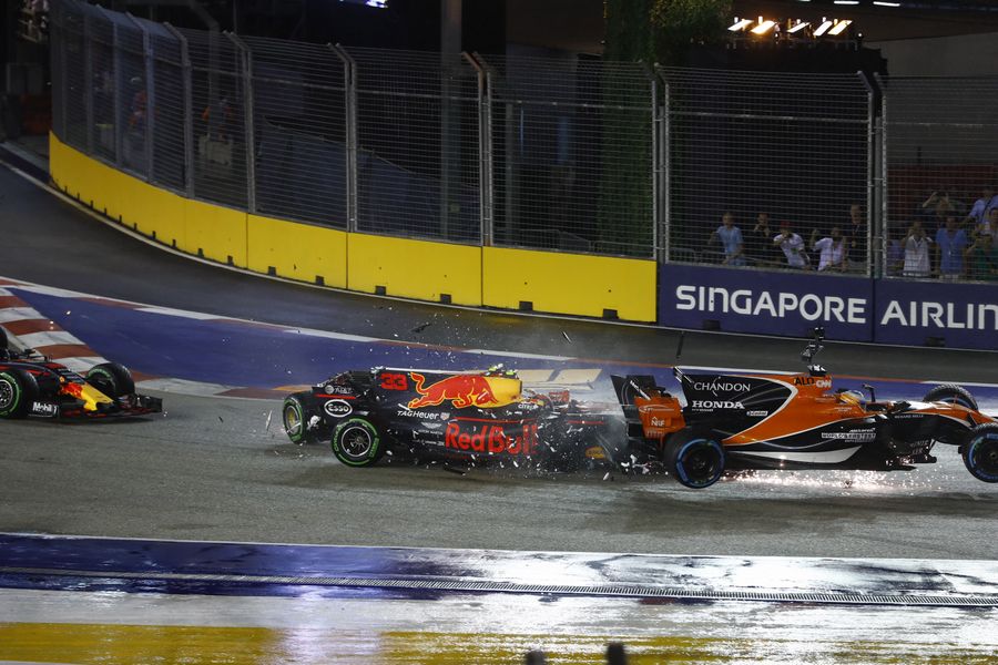 Kimi Raikkonen, Max Verstappen and Fernando Alonso crash at the start of the race