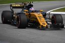 Jolyon Palmer with broken front wing in FP3