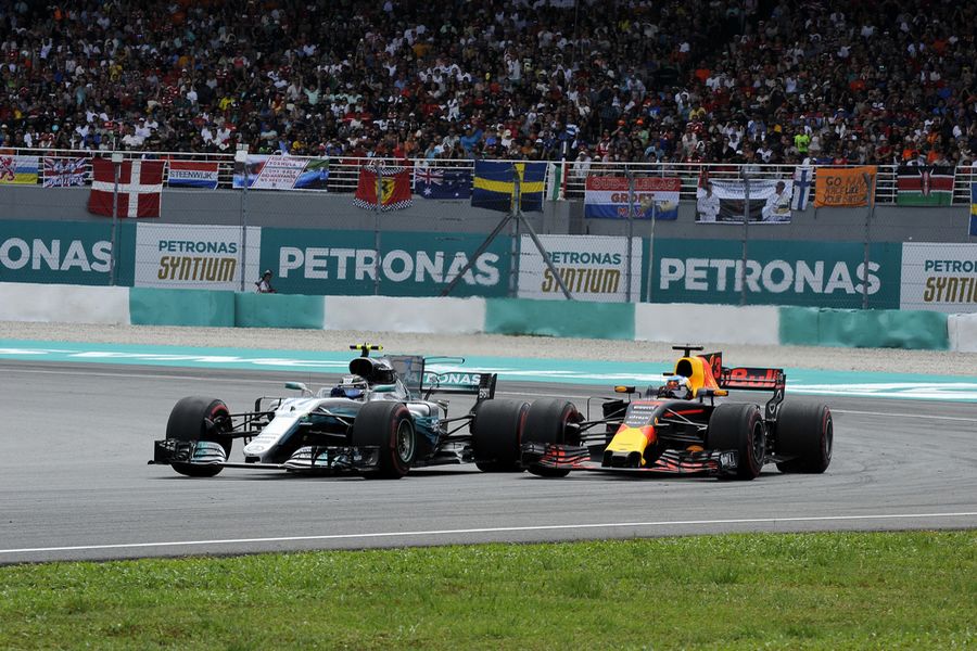 Valtteri Bottas battles with Daniel Ricciardo