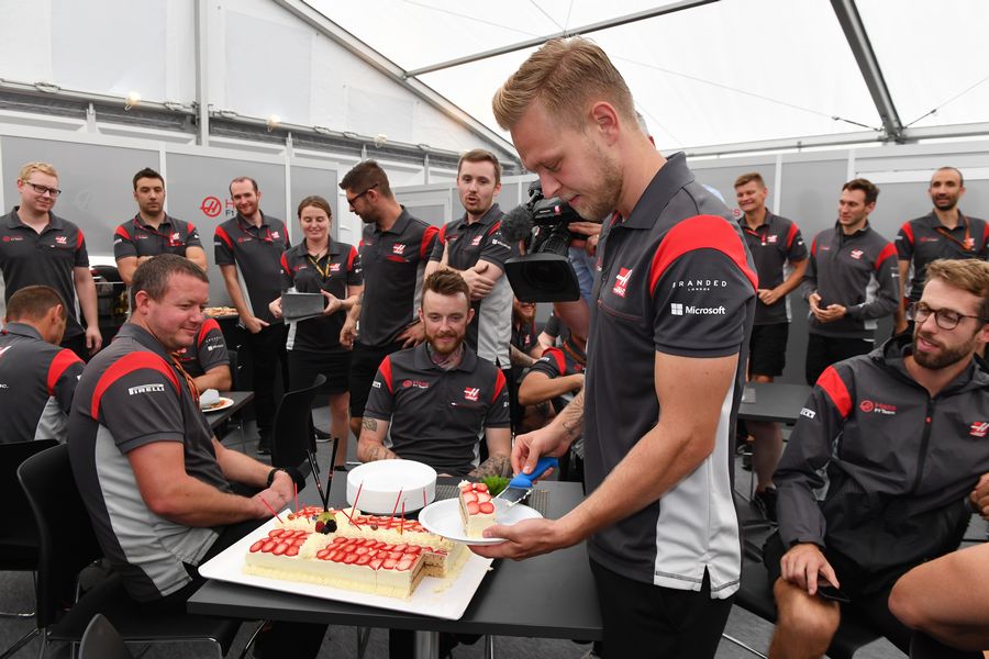 Kevin Magnussen celebrates his Birthday with the team and Birthday cake