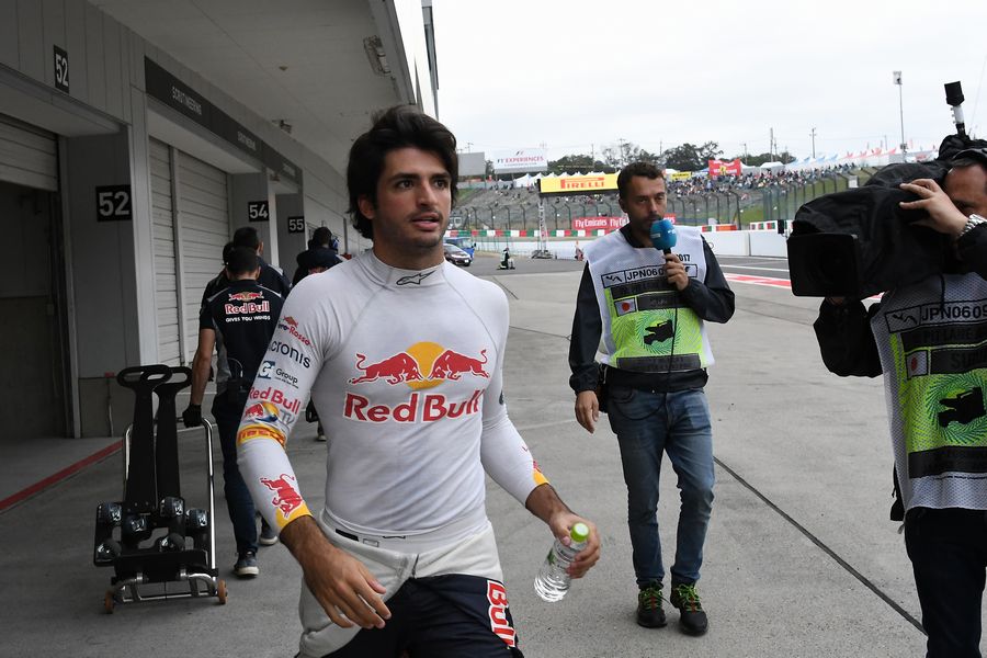 Carlos Sainz jr returns to the pits after crashing in FP1