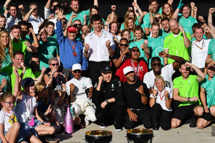 Lewis Hamilton celebrates with his Mother Carmen Lockhart, Valtteri Bottas, his brother Nick Hamitlon and the team