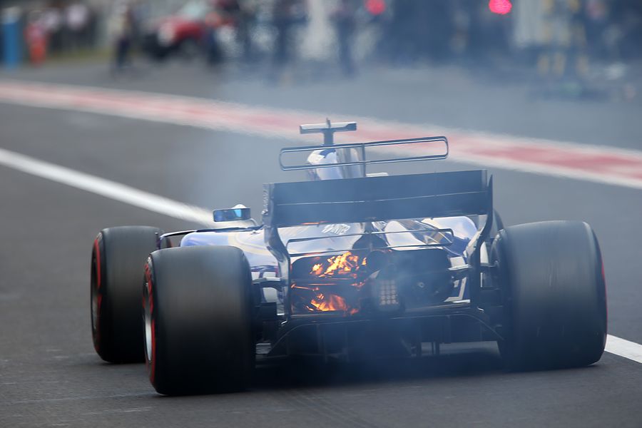 Marcus Ericsson retires from the race with a fire