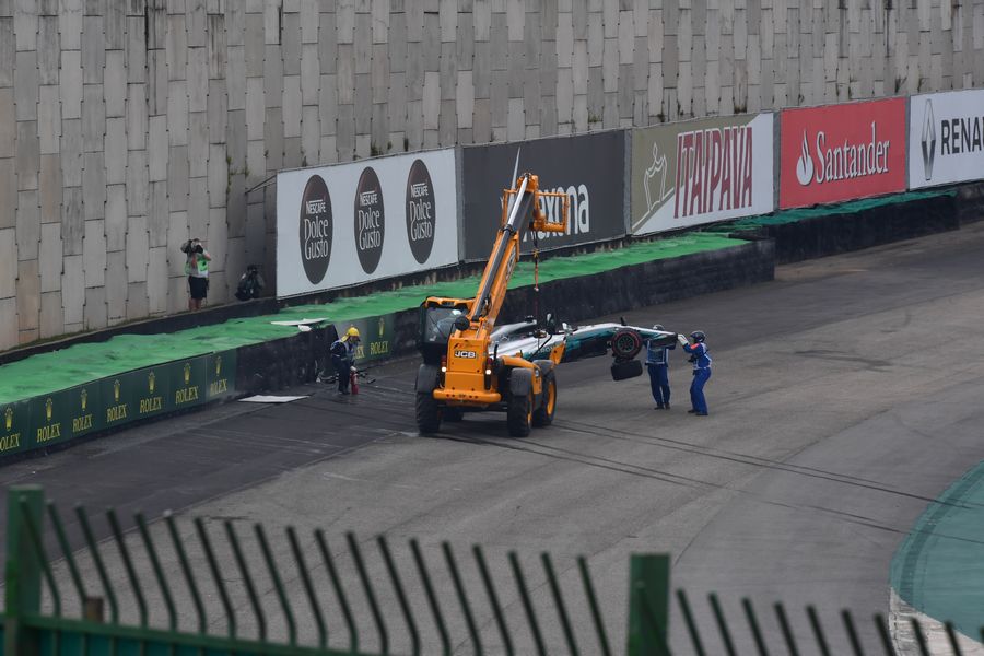 The crashed car of Lewis Hamilton is recovered in Q1