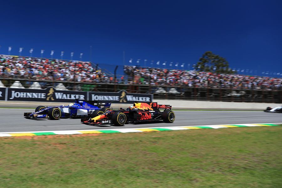 Marcus Ericsson and Daniel Ricciardo battle