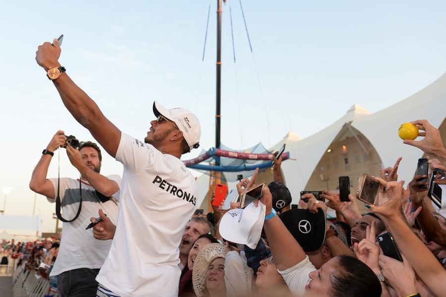 Lewis Hamilton fans selfie