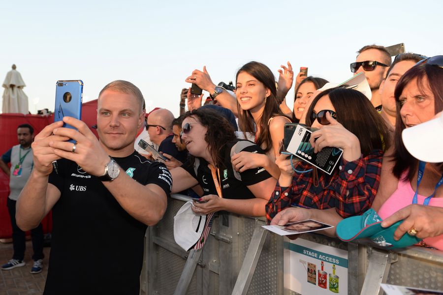 Valtteri Bottas fans selfie