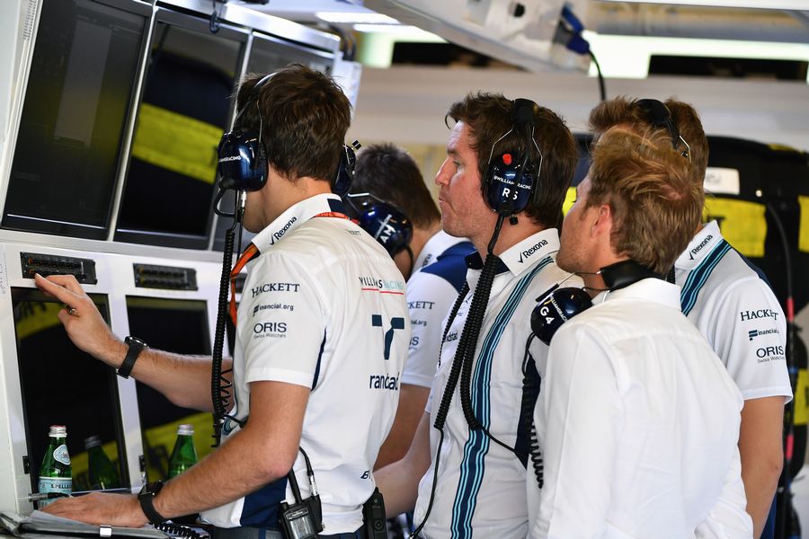 Rob Smedley, Nico Rosberg and Sergey Sirotkin in the Williams garage