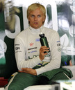 Heikki Kovalainen quenches his thirst in the pits