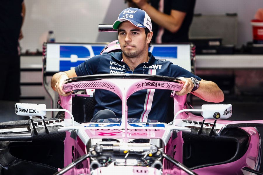 Sergio Perez trying to get out the car throught the halo