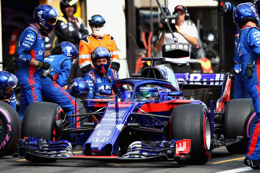 Brendon Hartley makes a pit stop