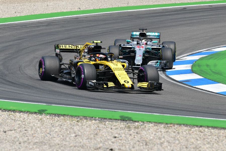 Carlos Sainz Jr and Lewis Hamilton battle
