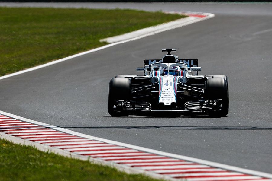 Oliver Rowland on track in the Williams